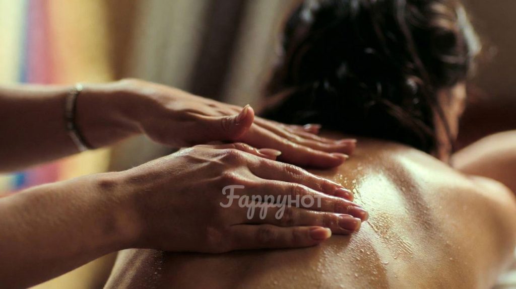Aplicación de aceite en masajes eróticos en pareja